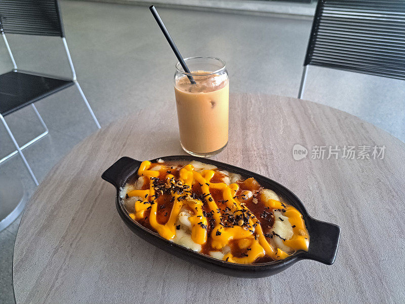 香菇Mentai -传统香菇配辣味花生和香菇酱。冰杯咖啡。食物和饮料菜单。